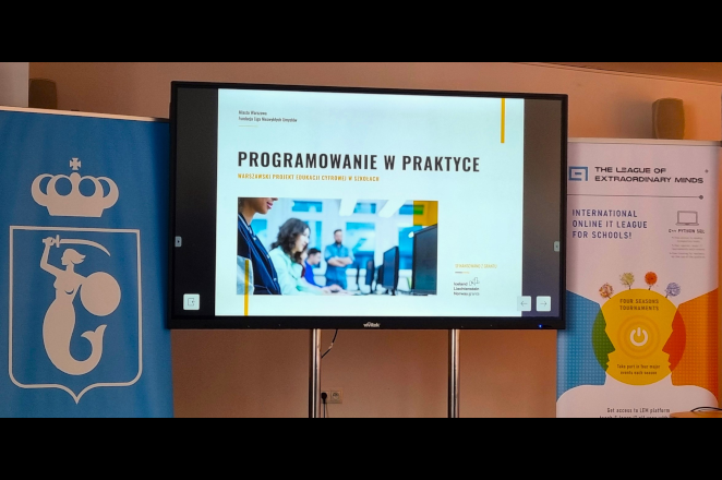 Na zdjęciu widoczny baner projektu „Programowanie w praktyce” – warszawski projekt edukacji cyfrowej w szkołach”.