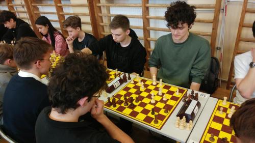 uczniowie podczas turnieju szachowego