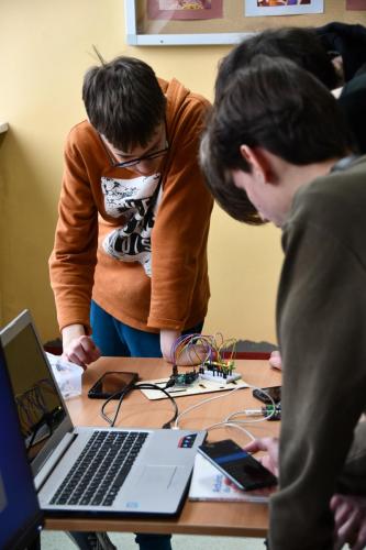 Uczniowie testują Raspberery Pi i Arduino.