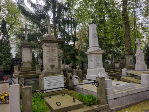 Zabytkowe groby na Starych Powązkach.